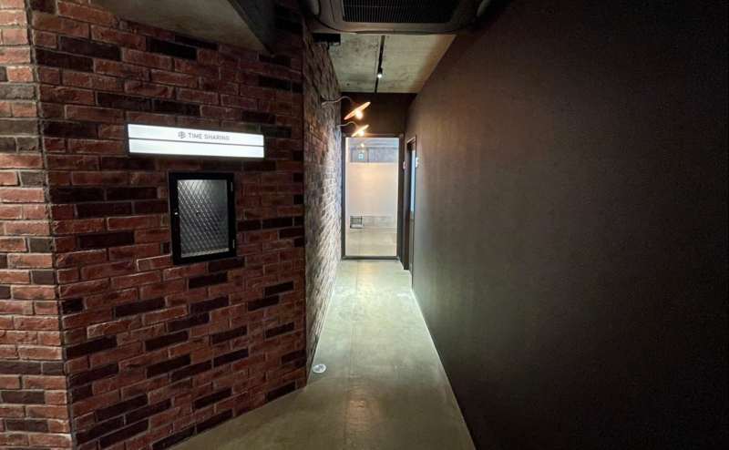 【右側の廊下を進むと「8C」会議室です】 - TIME SHARING 田町赤羽橋 8Cの写真