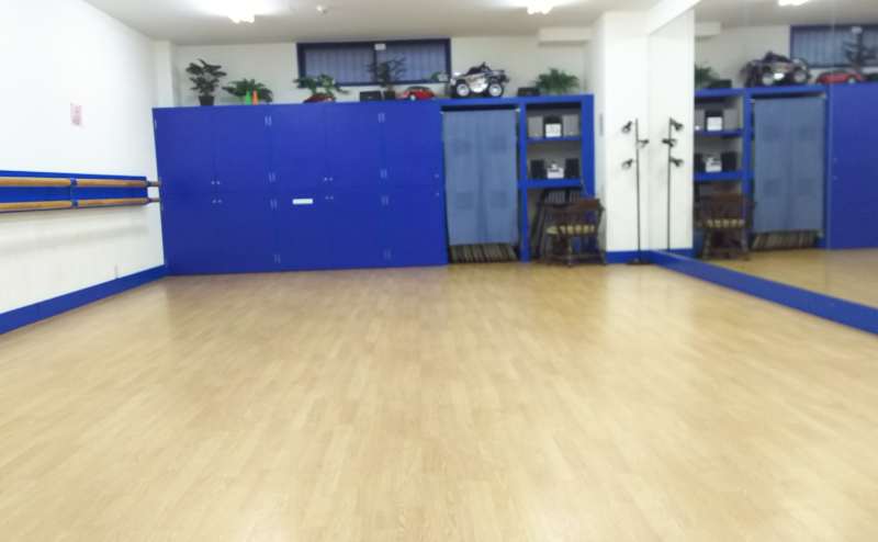 片面カガミ張りの個室スペースです。更衣室ありますので運動にも最適です。