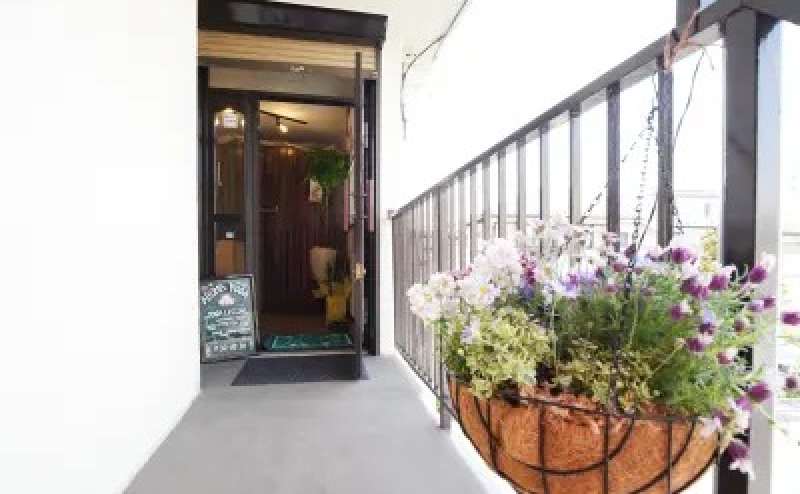 サロンは2階です。階段を上がると見晴らしの良い景色が楽しめます