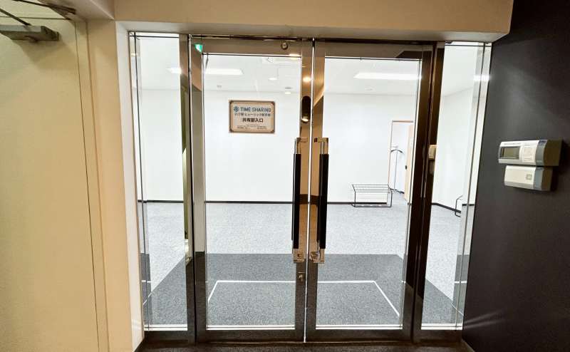 【共用部入口に電子キーが設置されております。入室案内をご確認のうえ暗証番号をご入力ください】 - TIME SHARING 京橋 SC新京橋ビル 7Bの写真