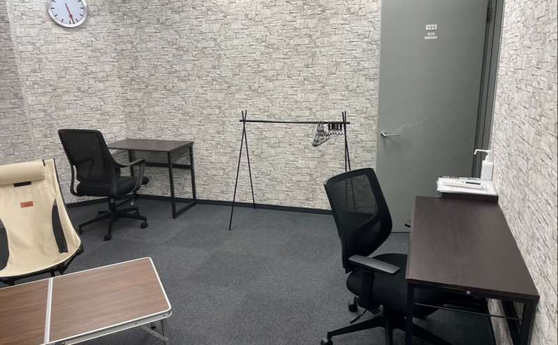 デスクワークとチェアが配備してあります。