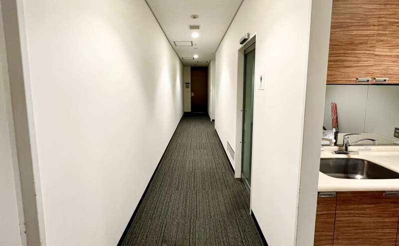 【給湯室や男子トイレを通り過ぎて、突き当りが当会議室です。（女子トイレは会議室の向かい側にございます。）】