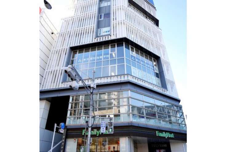 大きな窓が特徴の建物です