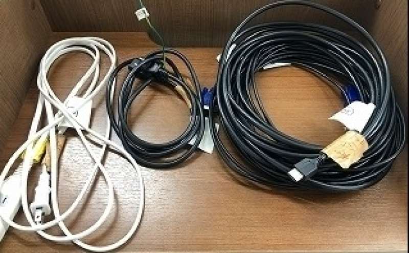 HDMIケーブル、ＶＧＡケーブル、延長コード完備。