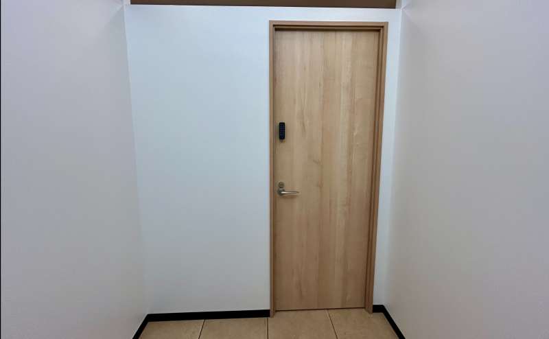 【共有扉に電子キーが設置されております。入室案内をご確認のうえ暗証番号をご入力ください。】 - TIME SHARING 銀座 旗ビル roomRの写真