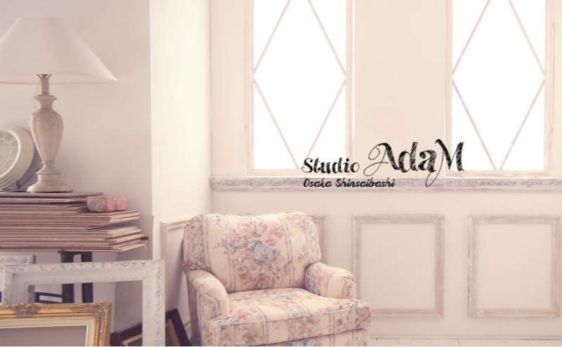 窓から差し込む光が全体的に柔らかな印象を与えています