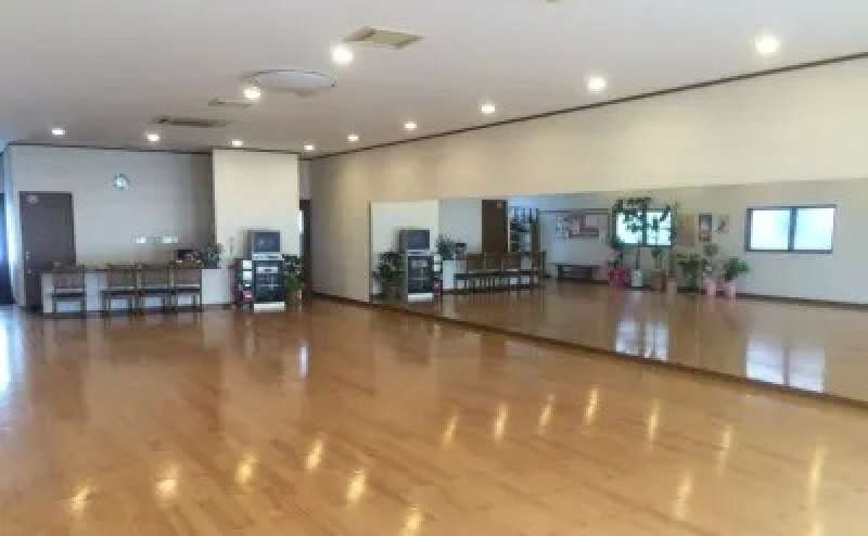 壁面鏡でご自身の姿勢の確認やフォーメーションの練習にもぴったりです