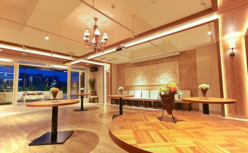 交流会がメインのお集まりには立食形式のレイアウトがおすすめ。