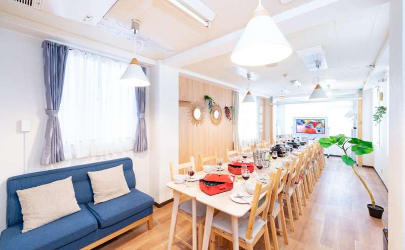 レンタルスペース 【AEB】20名着席!!パーティーや会議に使いやすい★高速・光回線！冷蔵庫や調理器具も完備してます