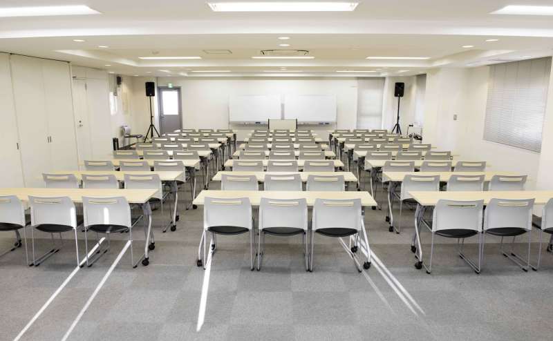 会議室内の様子。後方正面より。