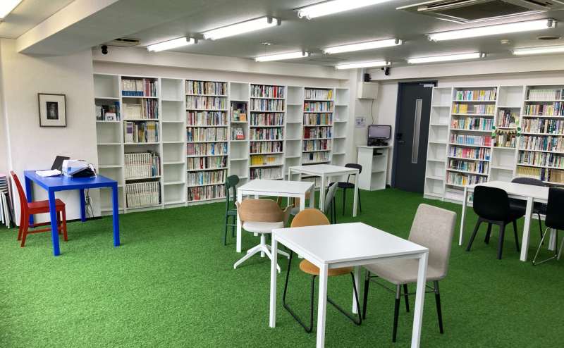 本に囲まれた屋内公園。芝生とテントの空間で天気を気にせず気分を変えて【2020/12更新】