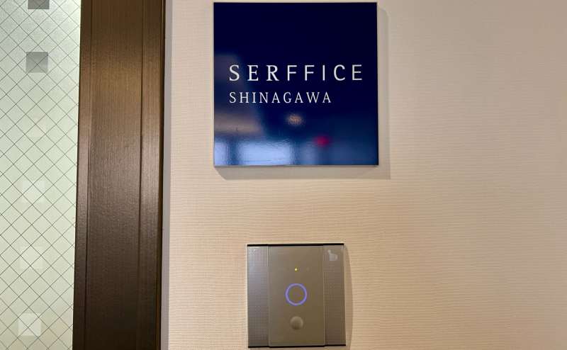 【共有部はシルバーのパネルにカードキーを当てると解錠されます】