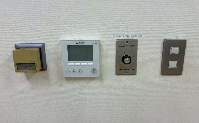 【電気と空調のスイッチも中にございます】