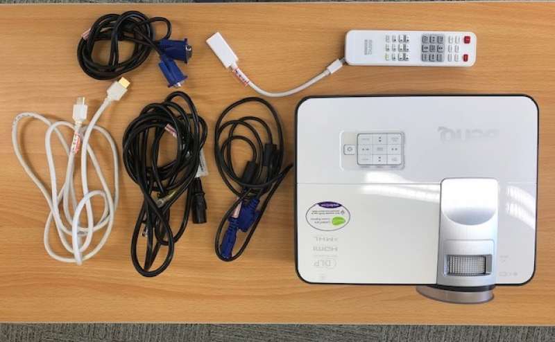 プロジェクター本体(3200メルーン)