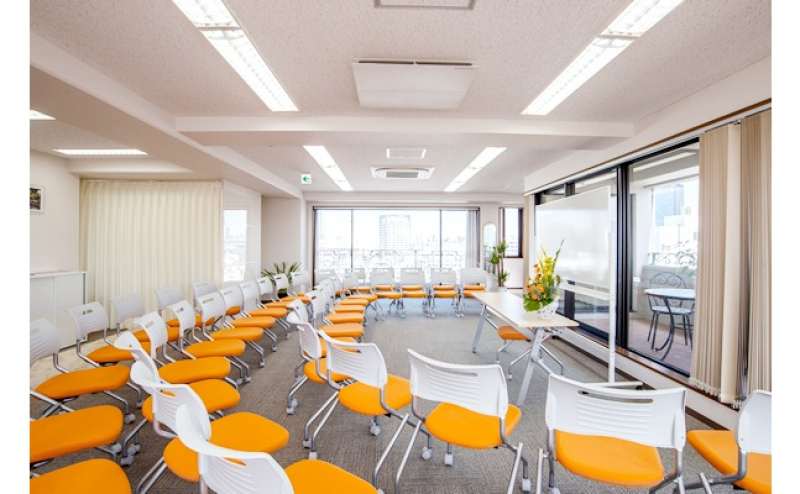 シアター形式で、かなり密ですが最大50席まで可能です。