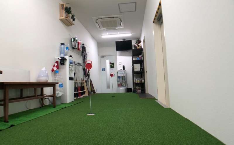 本格的な人工芝のパター練習場も設置しております。 グリーンのスピード約11.7フィートです。