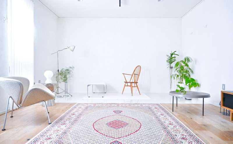 メインホール。ヴィンテージ家具など配置しております。