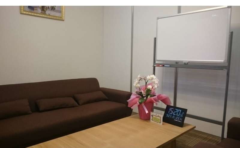 ゆったりとしたソファの応接室もございます。同時レンタル可能