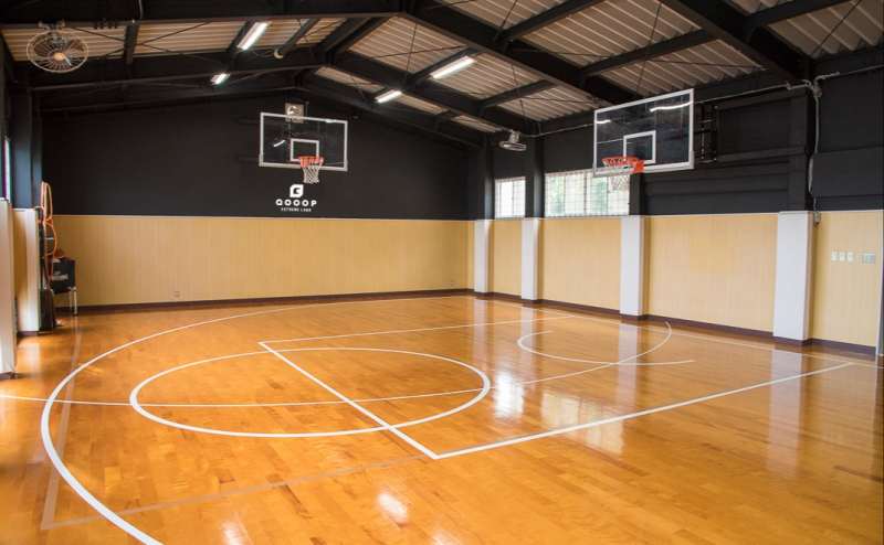 バスケットコート半面程の広さです。リングが2つあり、高さ調整も可能です。