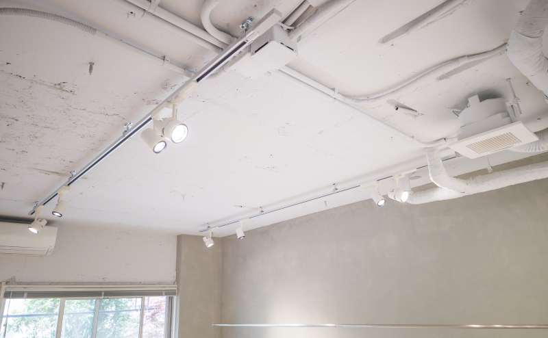 モルタル壁×モルタル床エリア｜配管＆ライティングレール