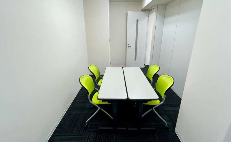 【室内後方に4名着席可能な控室あり】