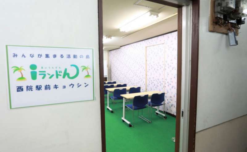 こちらが出入り口です。阪急西院駅徒歩1分 「アイハート」という食品スーパーの上の階です