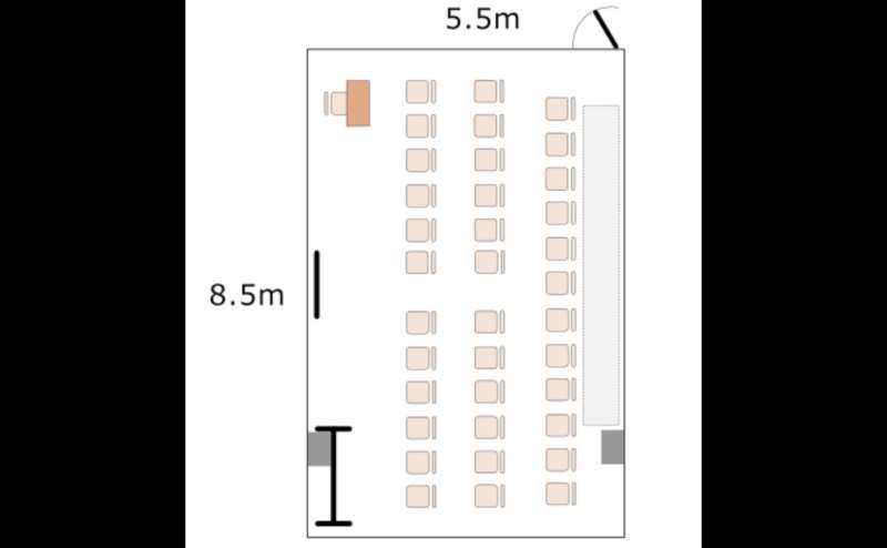 椅子だけのシアター形式です。プロジェクターを利用した上映会や試写会に