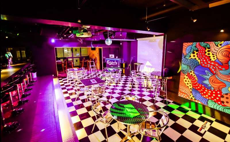 メインのフロアです。奥に見えるのがテラス席です。