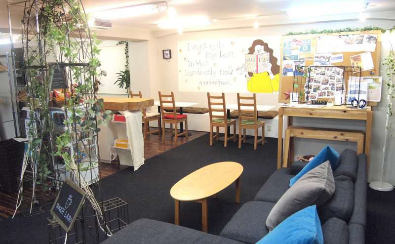 共有フロアのソファ＆カフェスペース