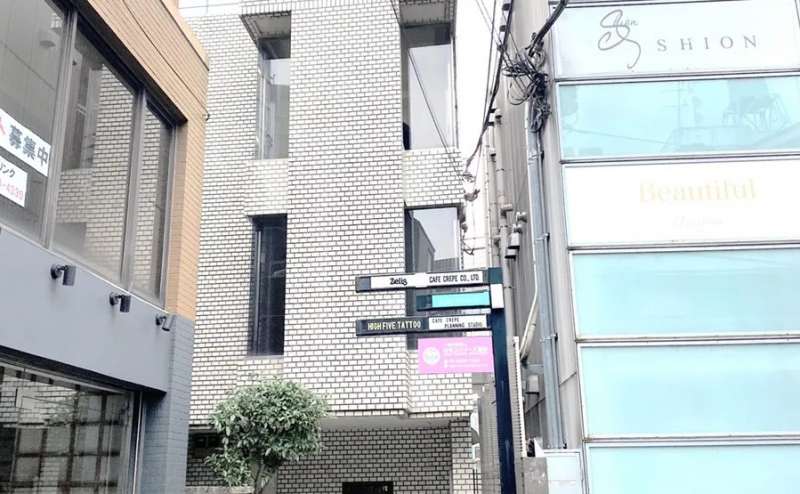 角の白いタイルの建物の3階となります。 エレベーターではなく階段となりますのでご了承下さい。