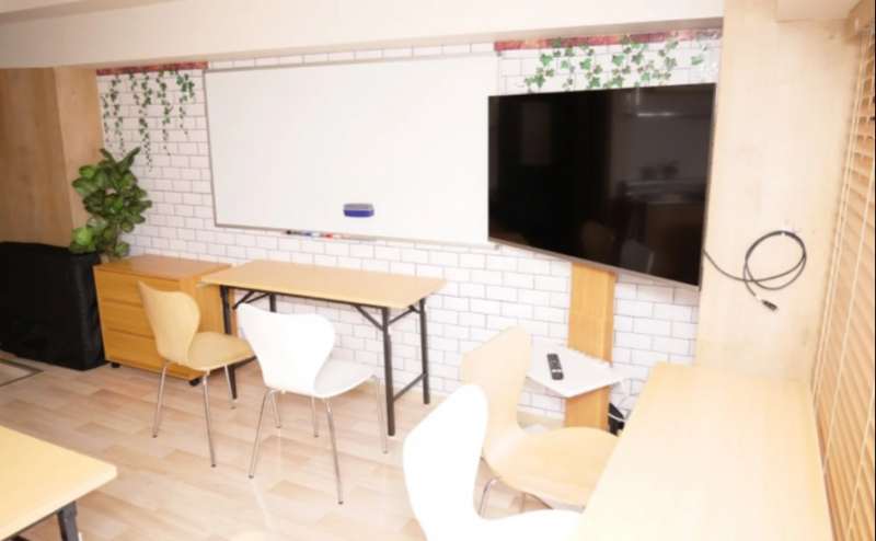 大きなテレビとホワイトボードがあり便利です