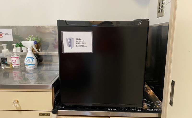 冷蔵庫も備え付けています。飲み物・食べ物の保存にお使いください。