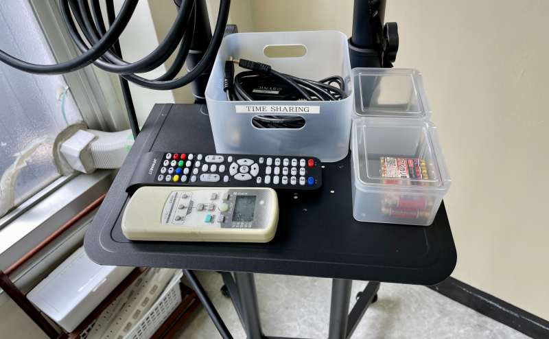 【変換機、モニターのリモコン、エアコンのリモコン、リモコン用予備電池はモニター台にございます】 - TIME SHARING 秋葉原 和泉ビル201の写真