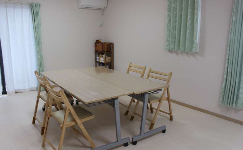 大きな窓に白い壁で清潔感のある空間です