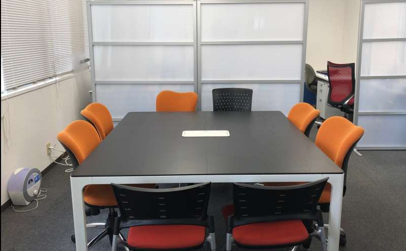 4-8名程度で、1つのテーブルで囲んで話し合いができます。