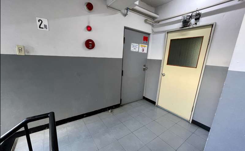 【階段を上がってすぐ左手に共用扉があります。共用扉に鍵はかかっていないのでそのままお入りください】 - TIME SHARING 秋葉原 和泉ビル203の写真