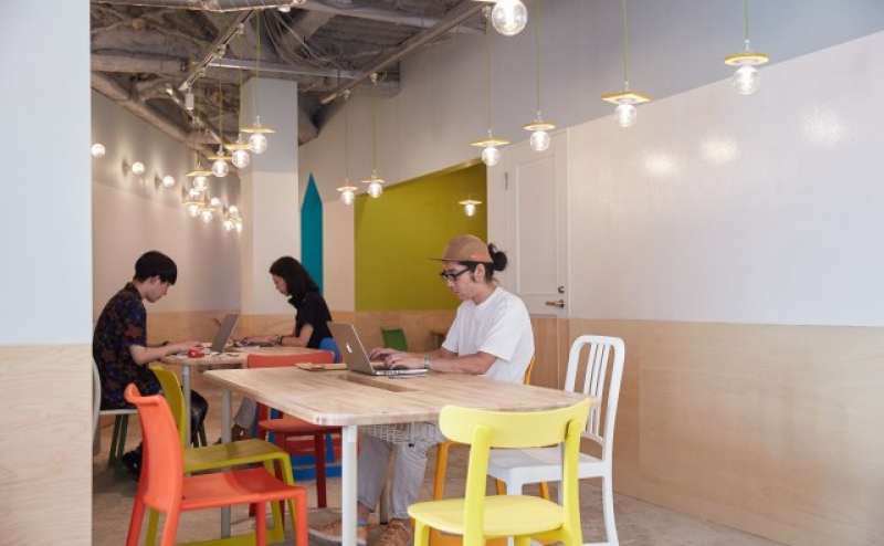 電話BOX、半個室スペースもございます。