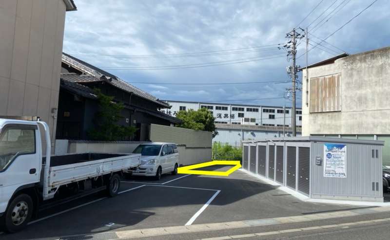 こちらの駐車場（Garage&Trunk）をご利用ください。5番・6番のスペースに駐車願います。