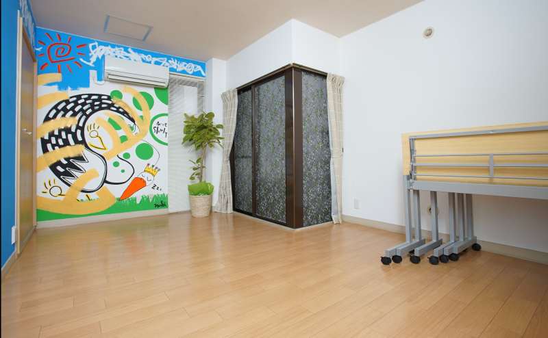 京都駅地下出口から徒歩4分の近場！　『ｉランドん京都駅前ステーション６０３』 おしゃれな空間に使い方自由自在、最大１２０インチのプロジェクターの大画面で映画やスポーツも楽しめます！！