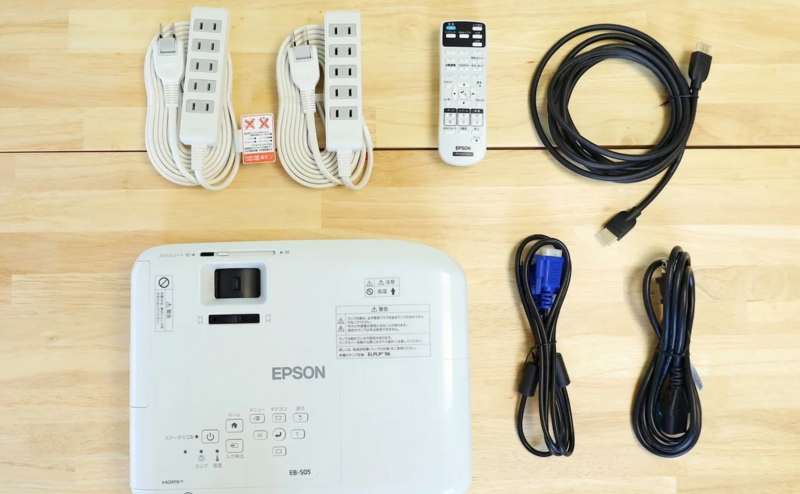 プロジェクターはHDMIケーブルとVGAケーブルご利用可能です。5口電源タップも