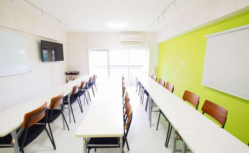 セミナー・教室用レイアウトです。ホワイトボードと50インチ大型モニターが並列で並んでいるのでプレゼンしやすい配置です。