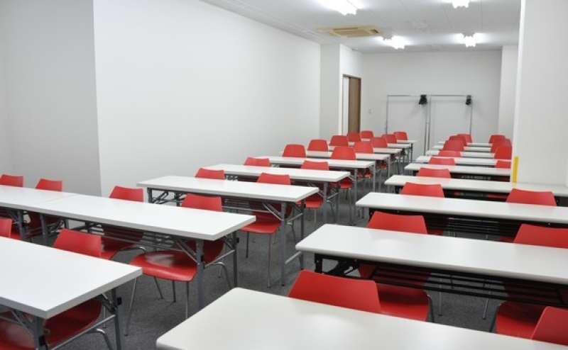 赤いチェアーがモダンポップなオシャレ風スペースに