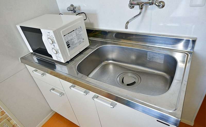 電子レンジもご利用いただけます。飲食自由。コンビニや飲食店も近くにある便利な立地です