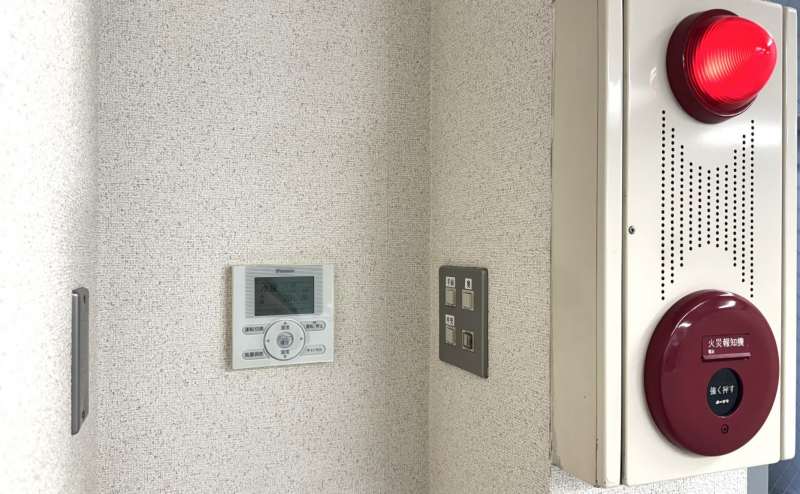 【手前のお部屋の電気・空量のスイッチは、火災報知器の周辺にあります】