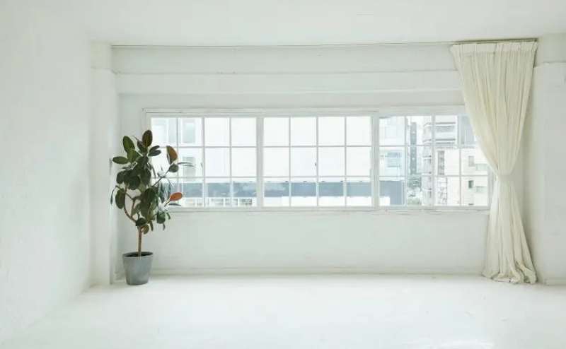 カーテンのない状態です。窓が多いので朝から夕方まで自然光に包まれる空間です