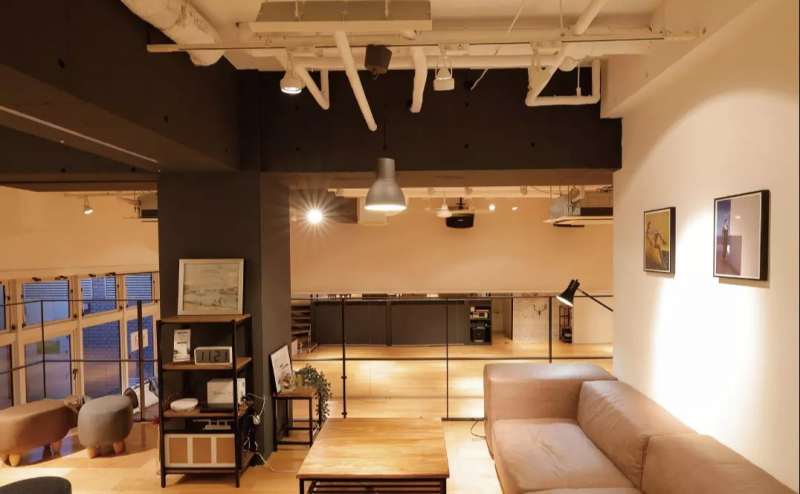 明るさを抑えた落ち着きある空間でごゆっくりおくつろぎください