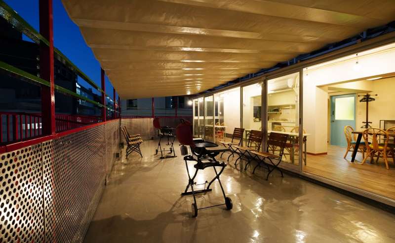 テラスには可動式のオーニングが付いており、天気が崩れた日にも安心です。