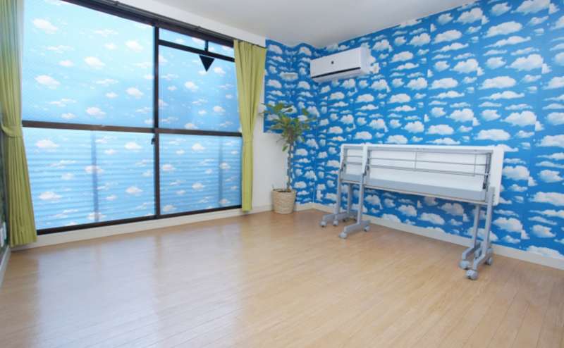 【京都駅】徒歩4分 超！駅近 格安会議室 空と雲の開放的な空間 無料Wi-Fi完備 49インチ大型テレビなど設備充実/作業 テレワーク 会議 セミナー/ｉランドん京都駅前ステーション401