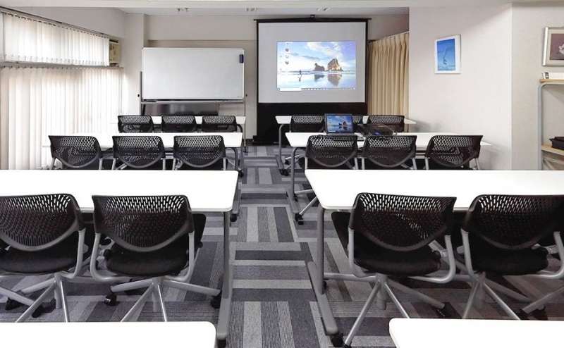 プロジェクターとプロジェクタースクリーンを完備しております