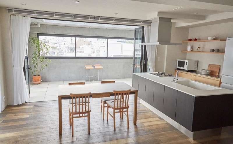 4階リビング、キッチン、テラス